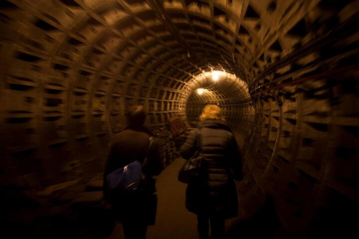 Grupa ludzi idąca przez tunel
