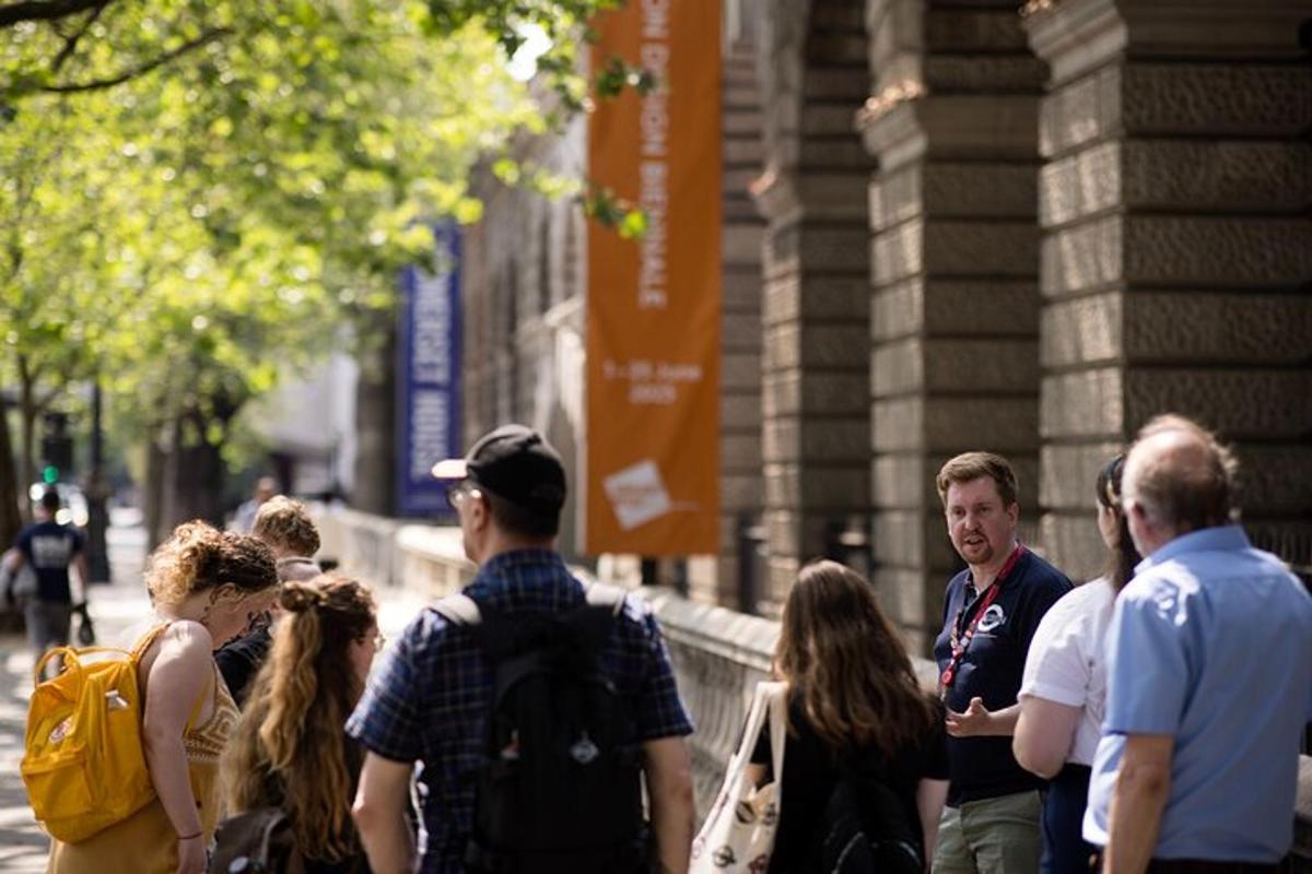 un gruppo di persone che camminano lungo una strada