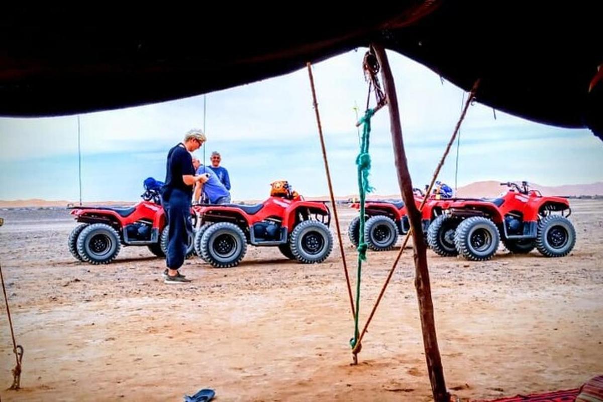 um grupo de pessoas e quadriciclos na praia