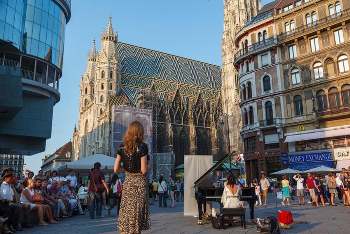 žena stojící ve městě s davem lidí