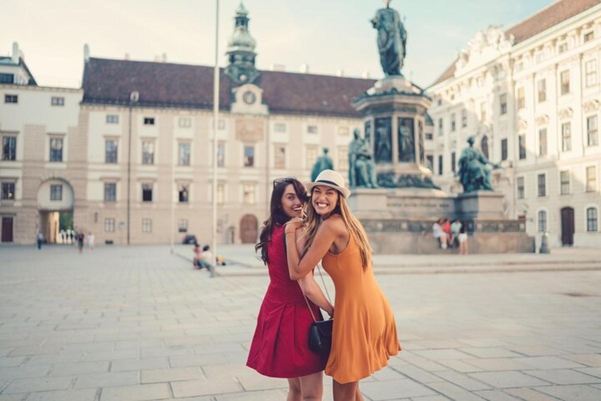 dvě ženy pózující pro fotografii před budovou