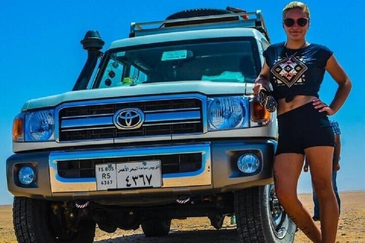 una donna è in piedi davanti a un camion
