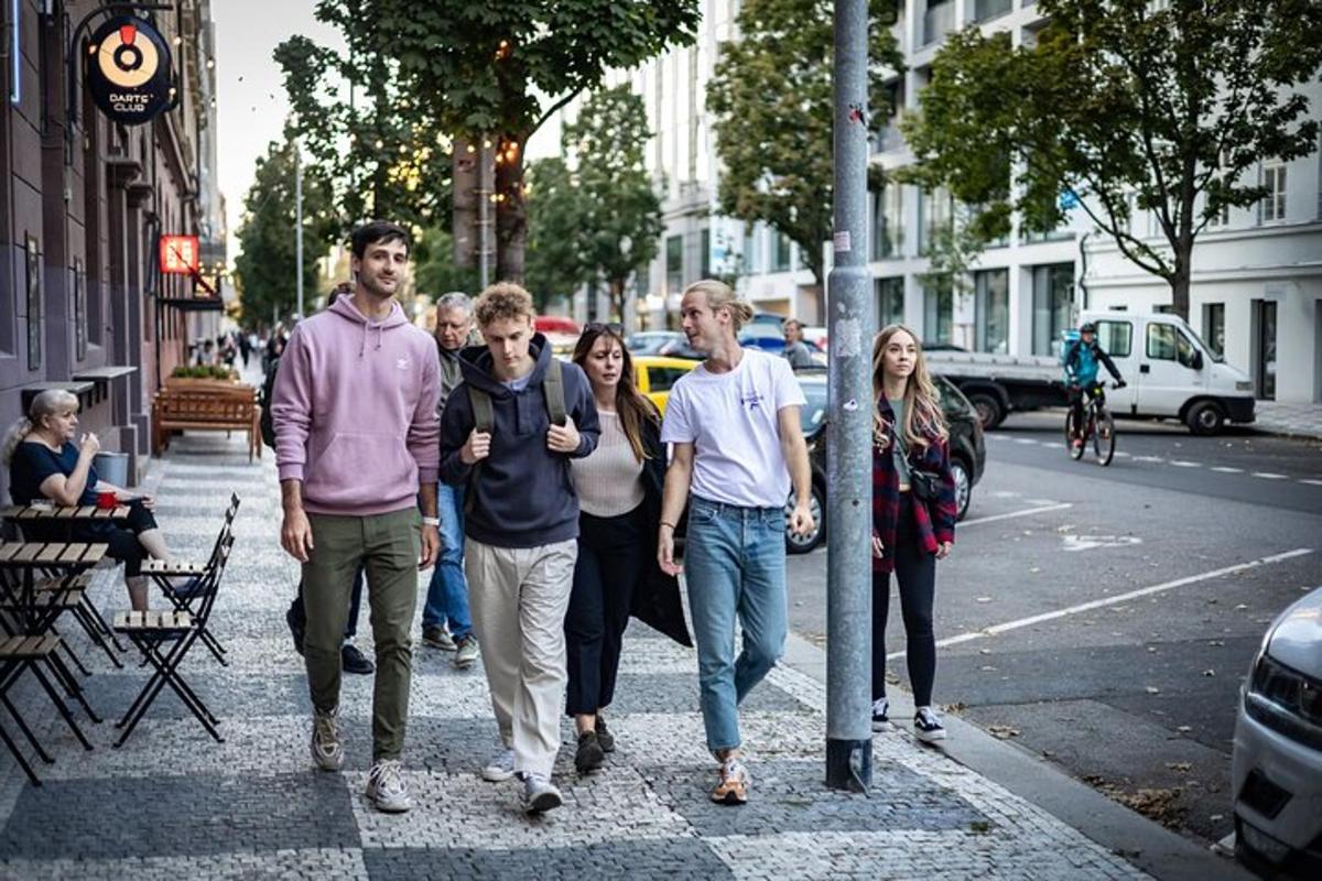 grupp inimesi, kes kõnnivad mööda tänavat
