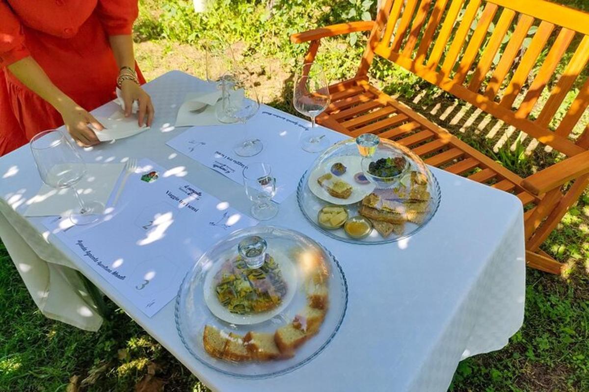 o masă albă cu două farfurii de mâncare pe ea