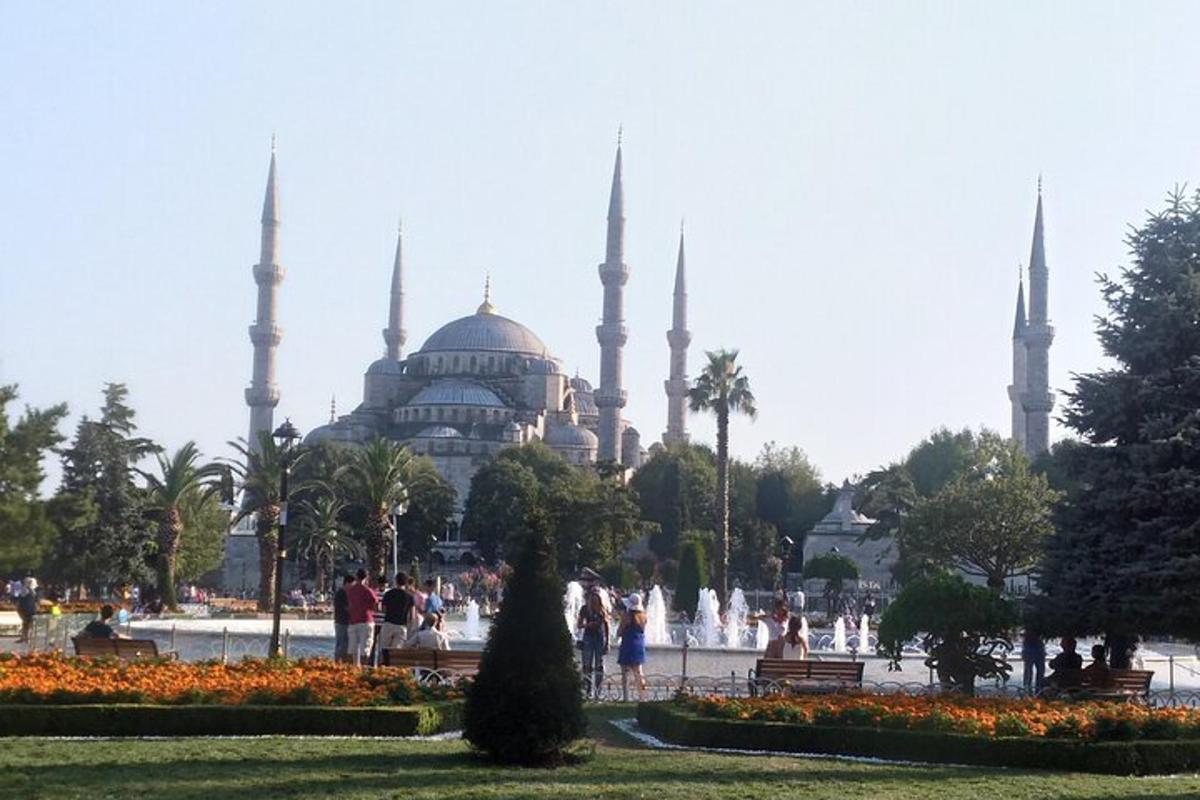 Pohled na mešitu Theultan Ahmet s fontánou