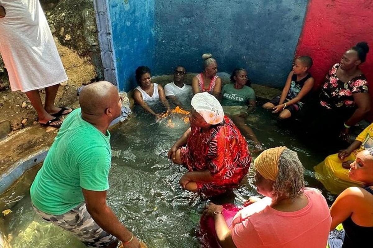 egy csoport ember ül a vízben