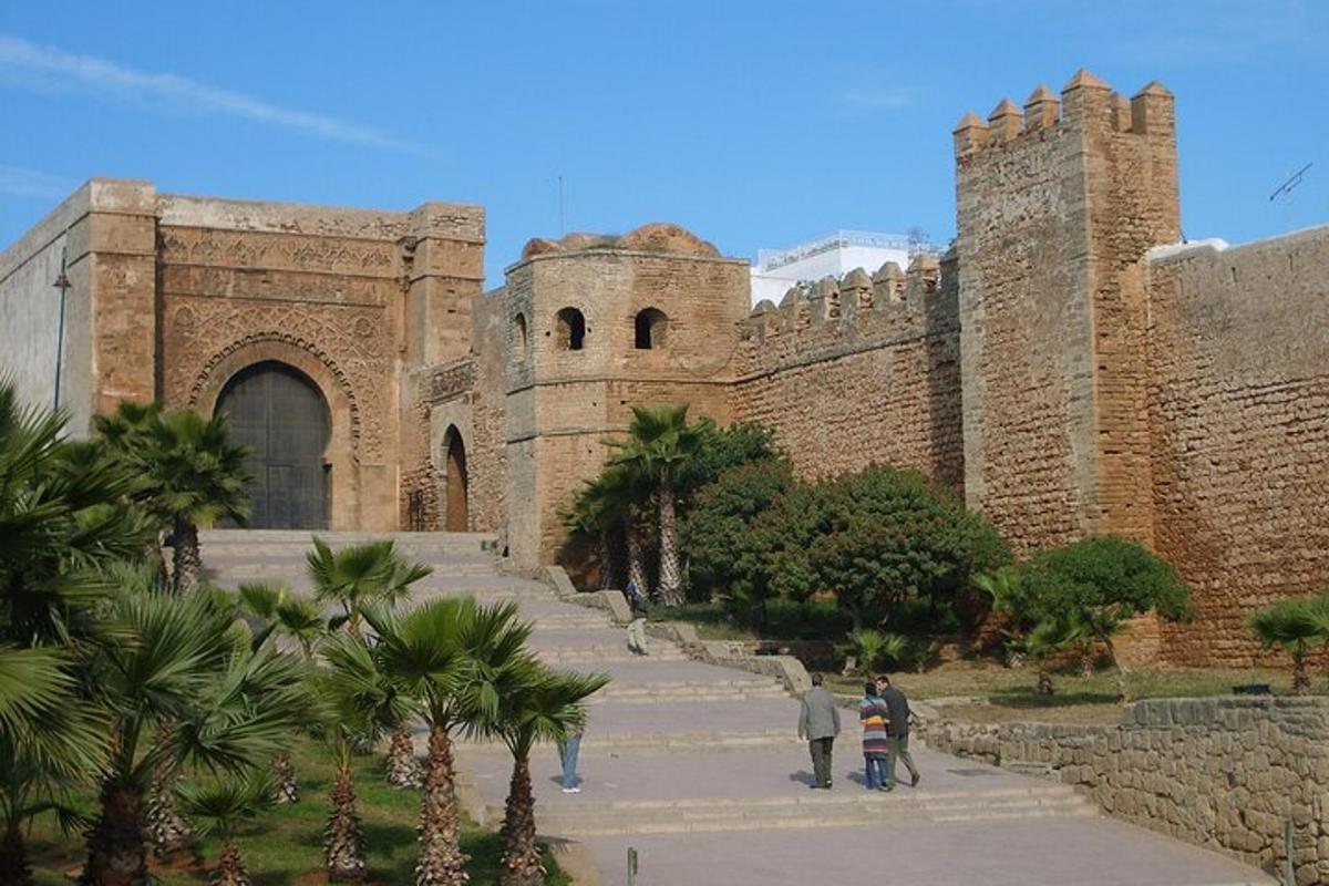 büyük bir tuğla binanın önünde duran insanlar