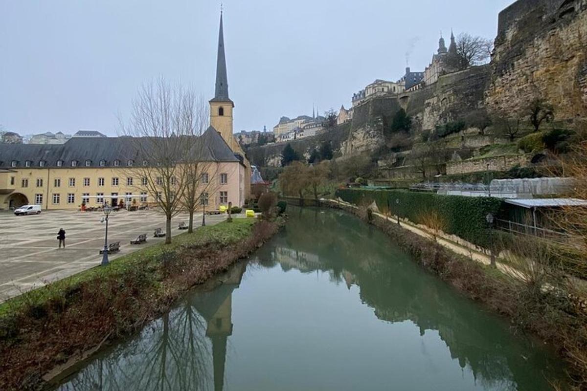 un fiume di fronte a un edificio e a una chiesa