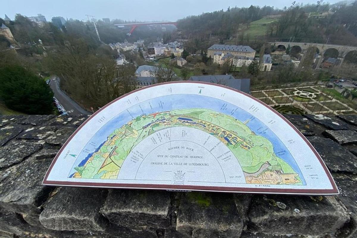 una grande mappa in cima a un edificio
