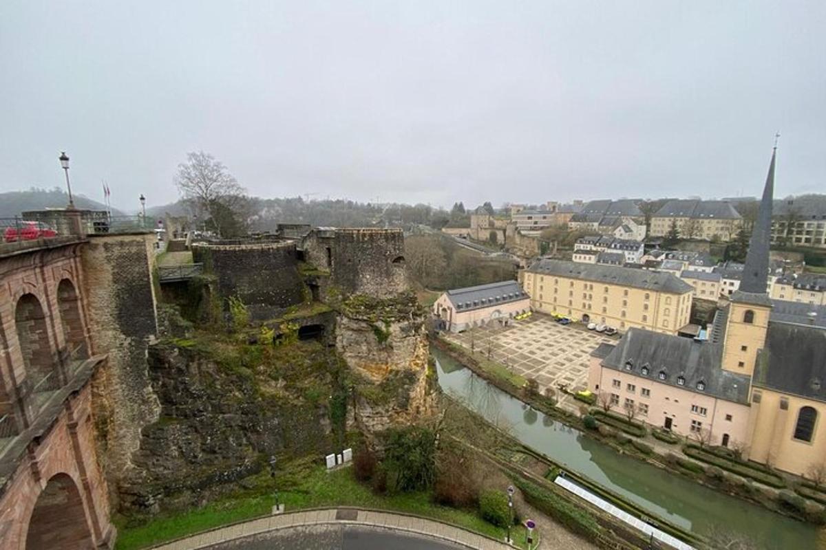 una città con un vecchio castello e un fiume