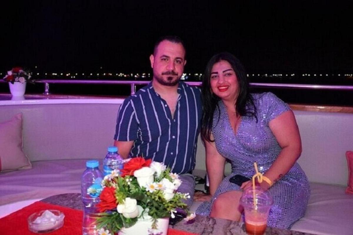 um homem e uma mulher sentados em um barco