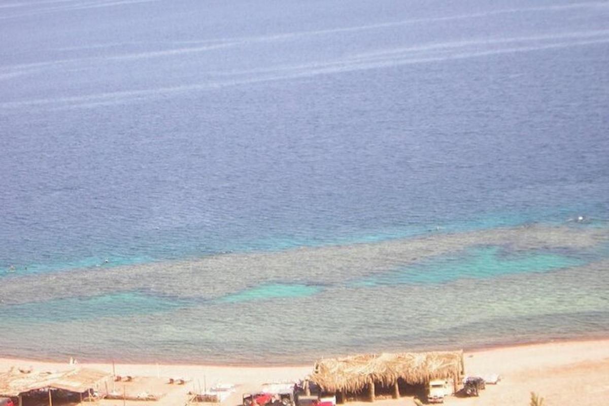 pemandangan udara pantai dengan lautan