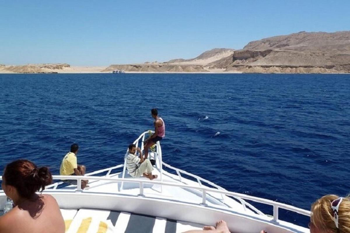 un gruppo di persone su una barca in acqua