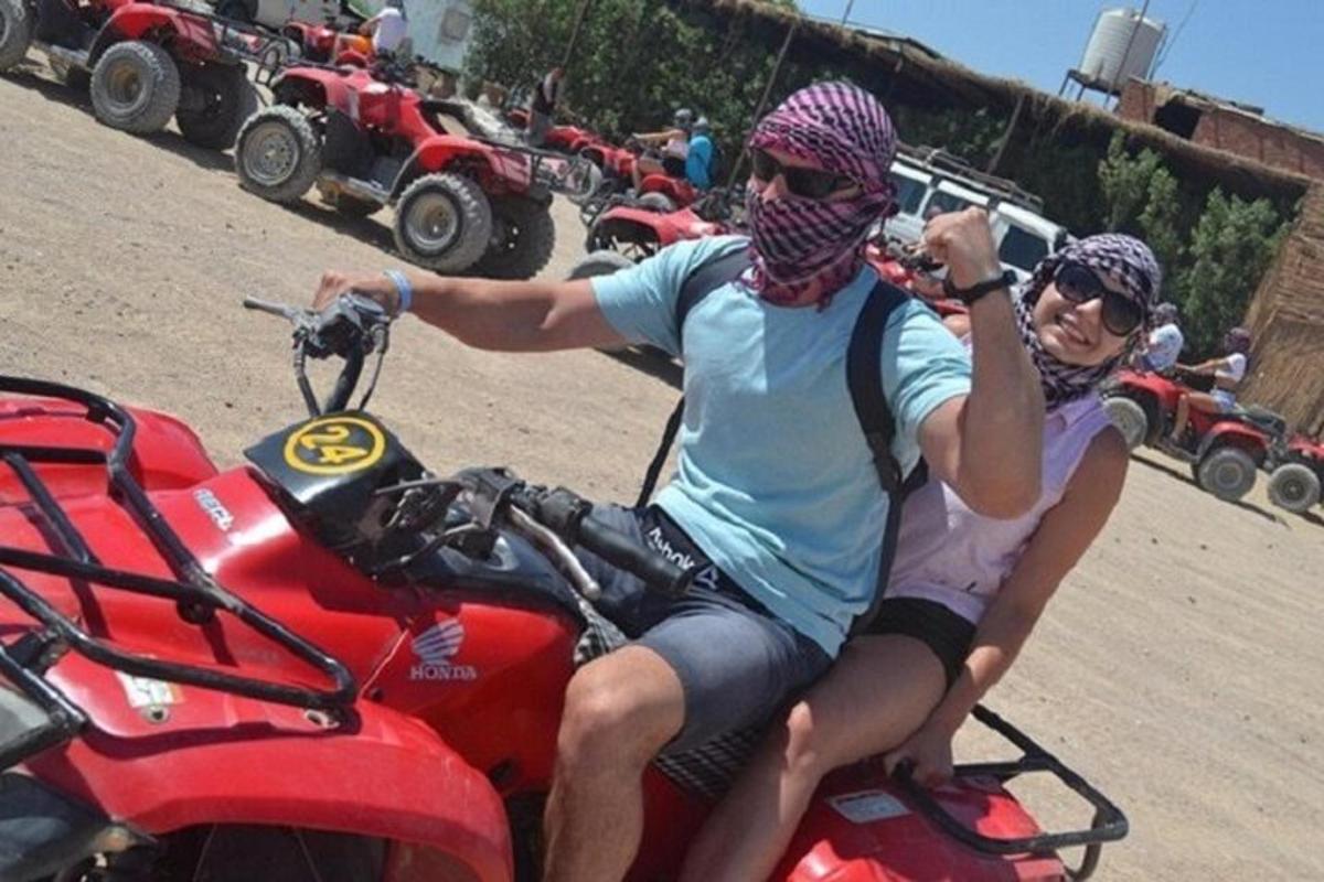 un uomo e una donna seduti su una motocicletta rossa