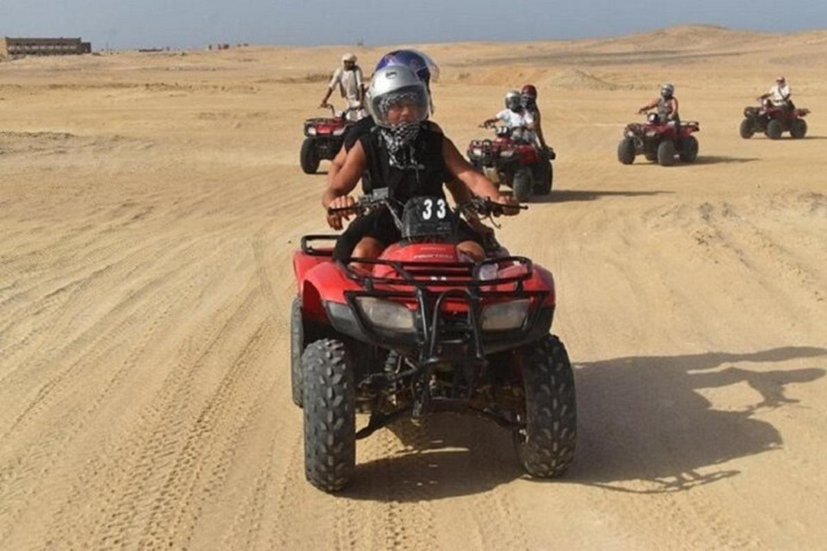 grupp inimesi, kes sõidavad kõrbes ATV-dega