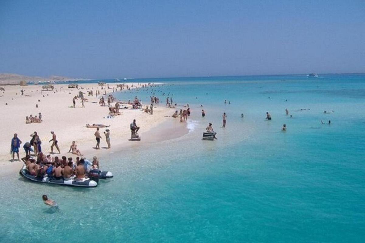 skupina ljudi na plaži v vodi