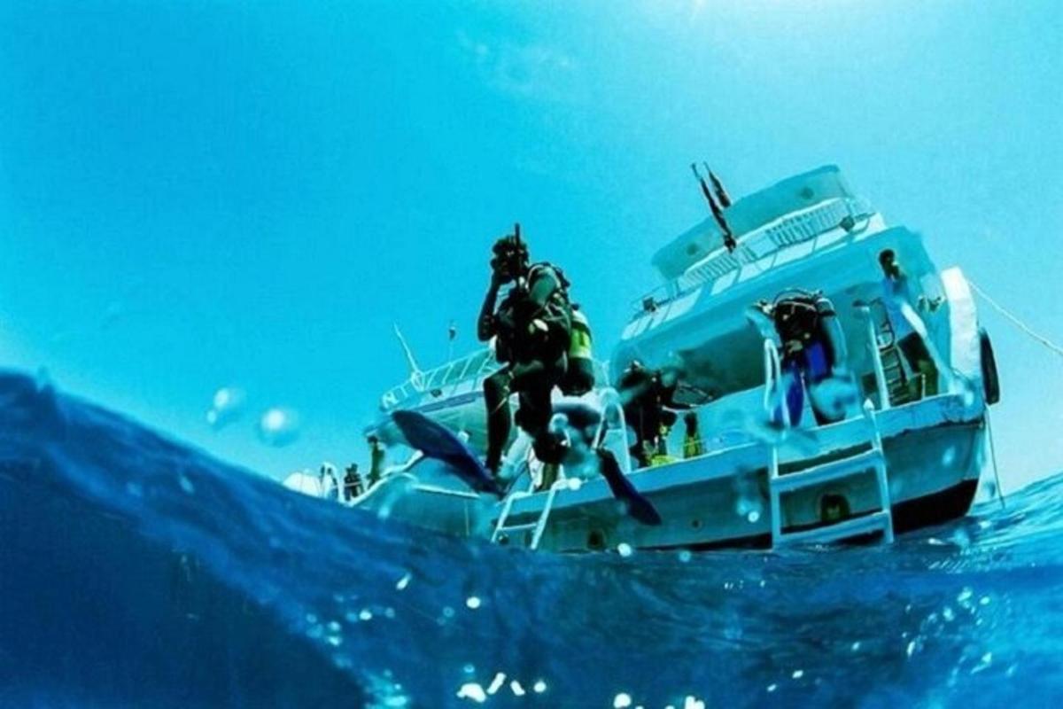 un home saltant d'un vaixell a l'oceà