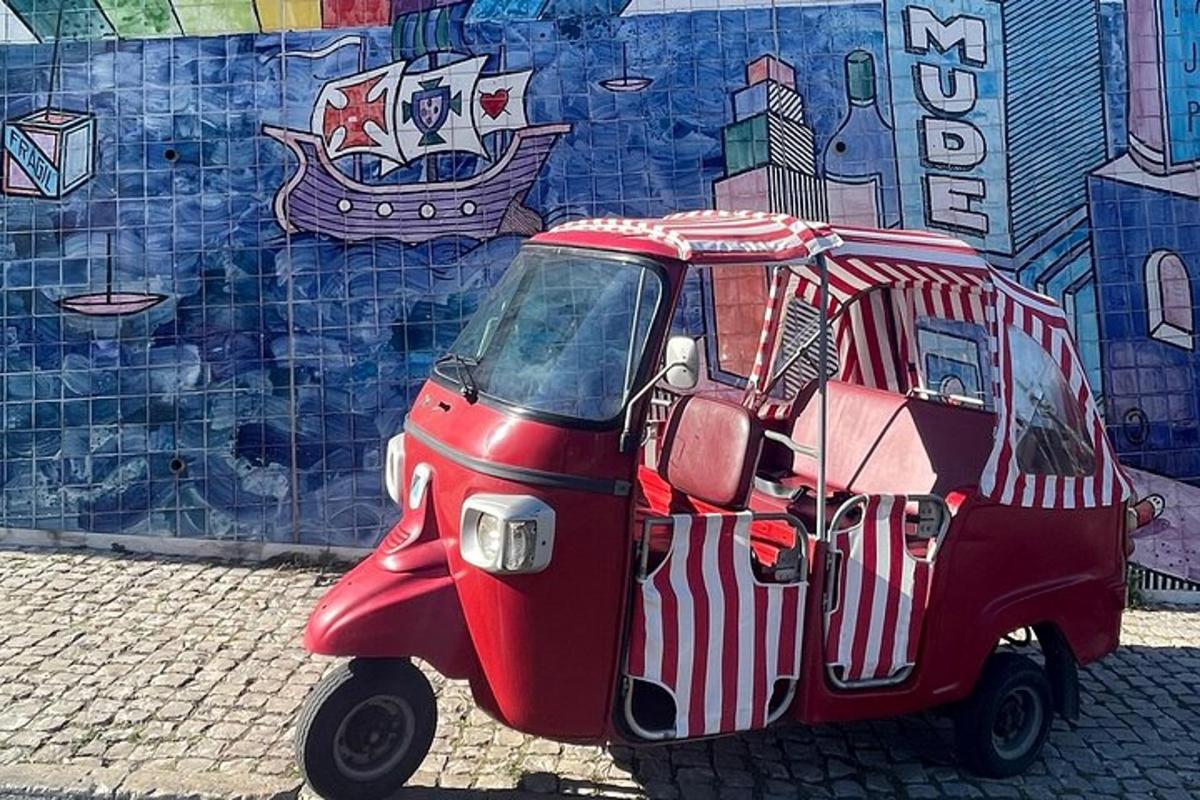 malé červené auto zaparkované před zdí