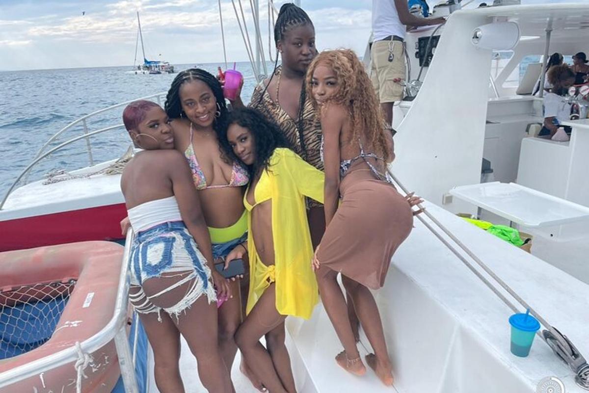 un grupo de personas posando en un barco