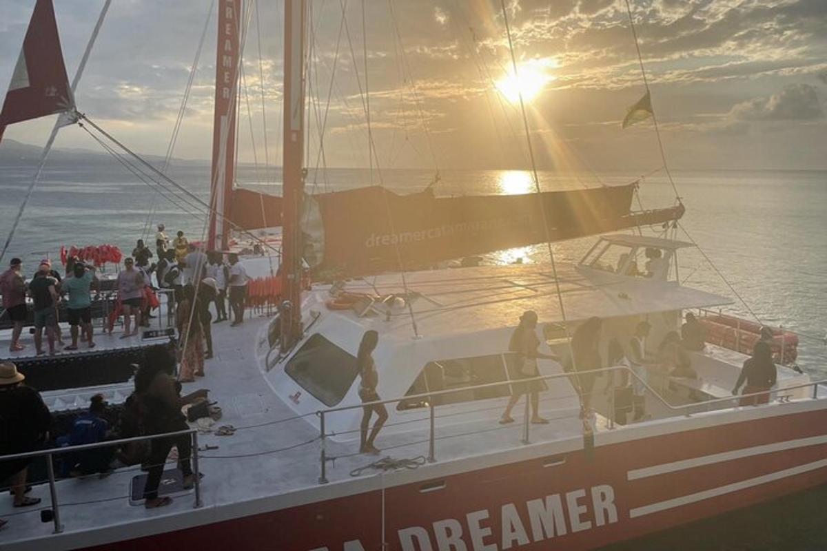 un grupo de personas en un barco en el océano