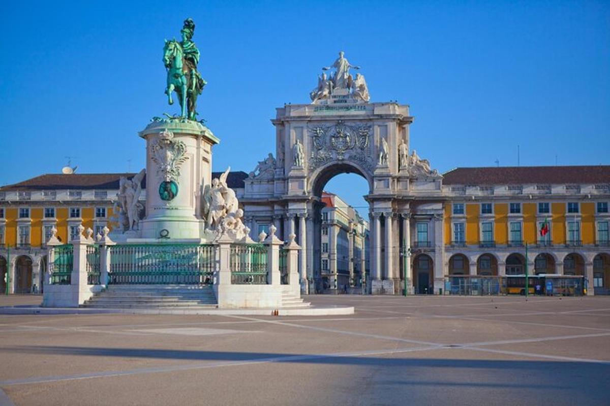 ein großes Gebäude mit einer Statue davor