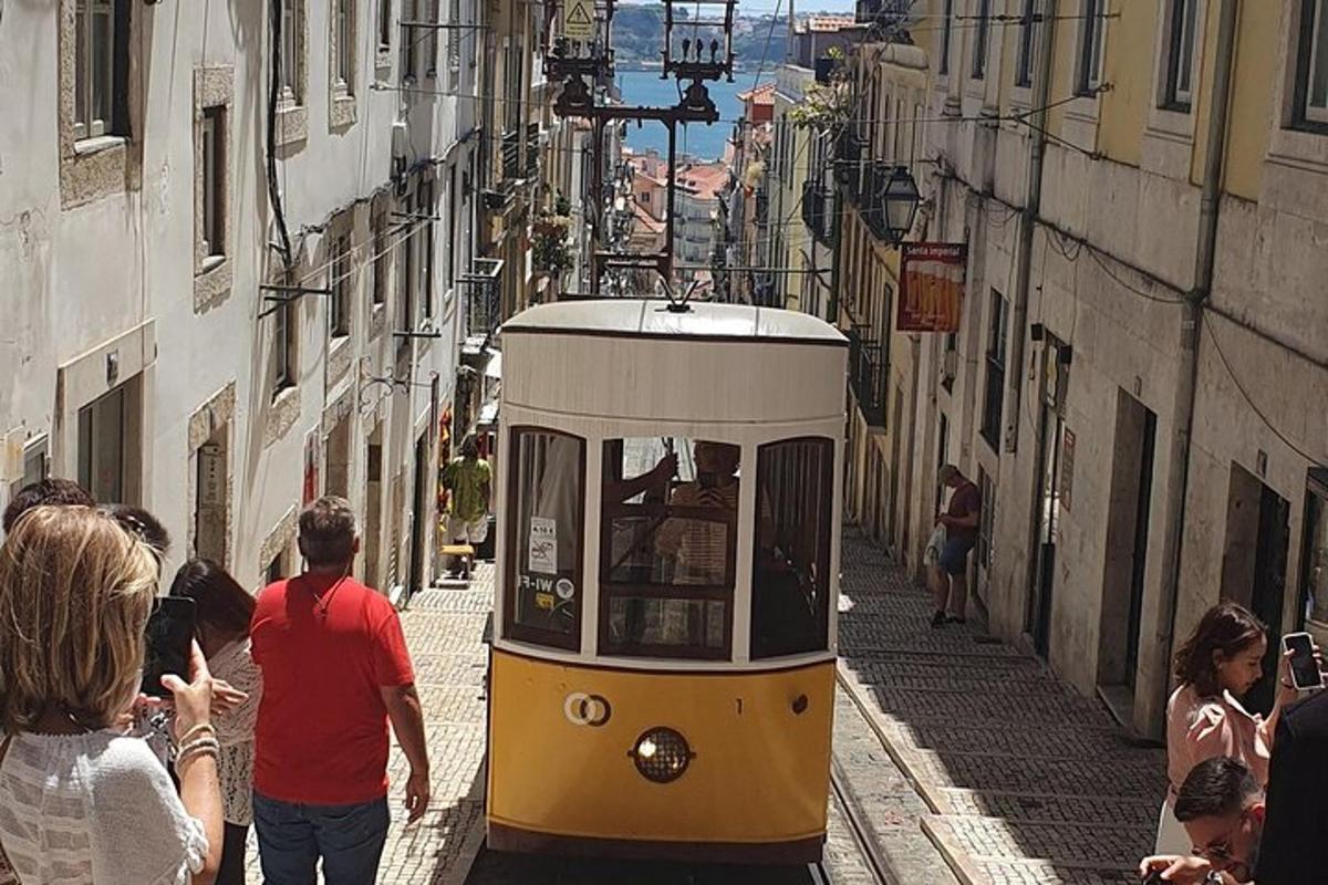 żółto-biały tramwaj na ulicy miasta