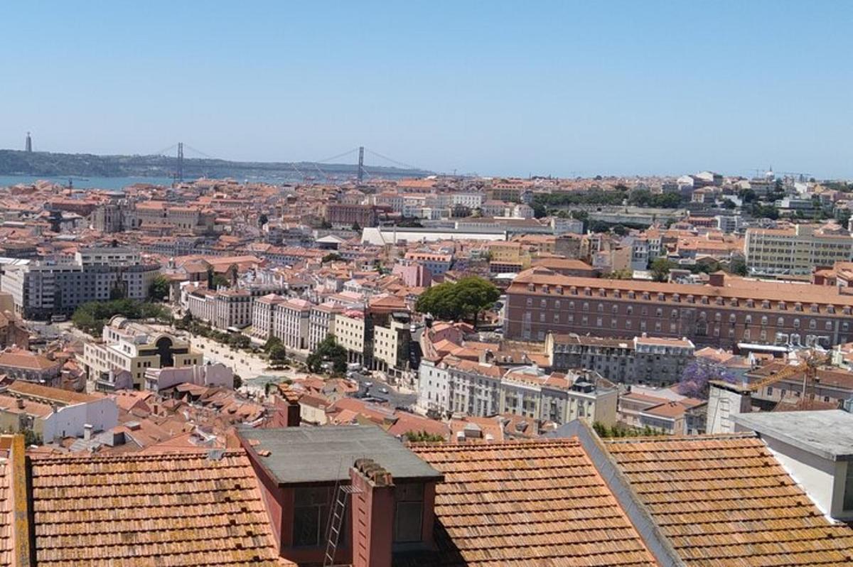 una vista aérea de una ciudad con edificios