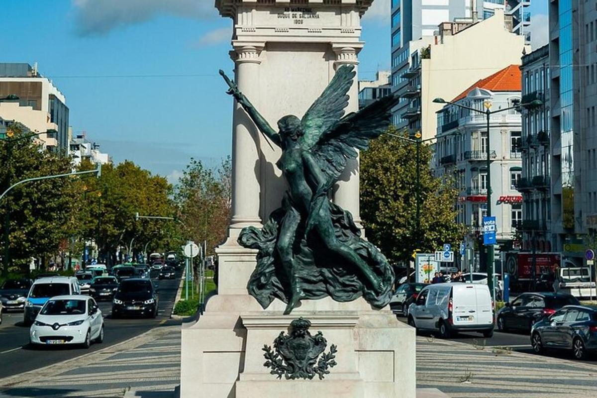 socha ženy na tyči na městské ulici