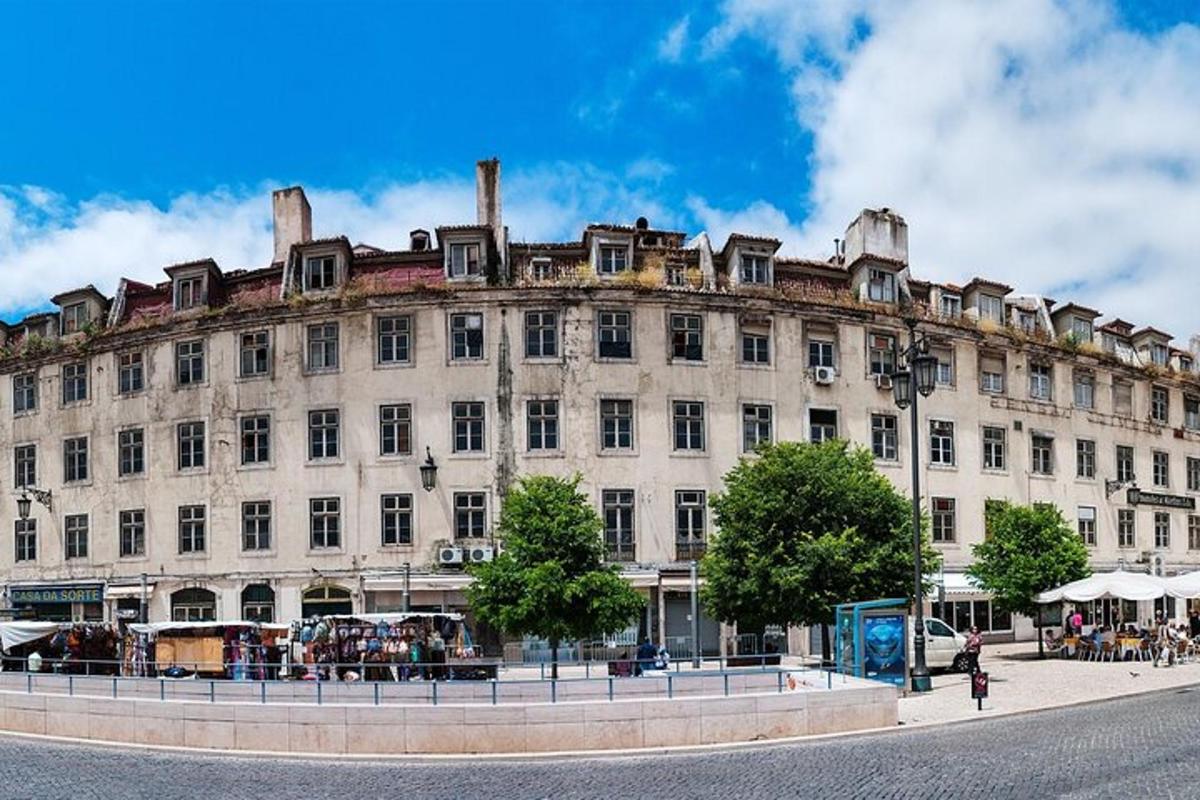 velká bílá budova na kraji ulice