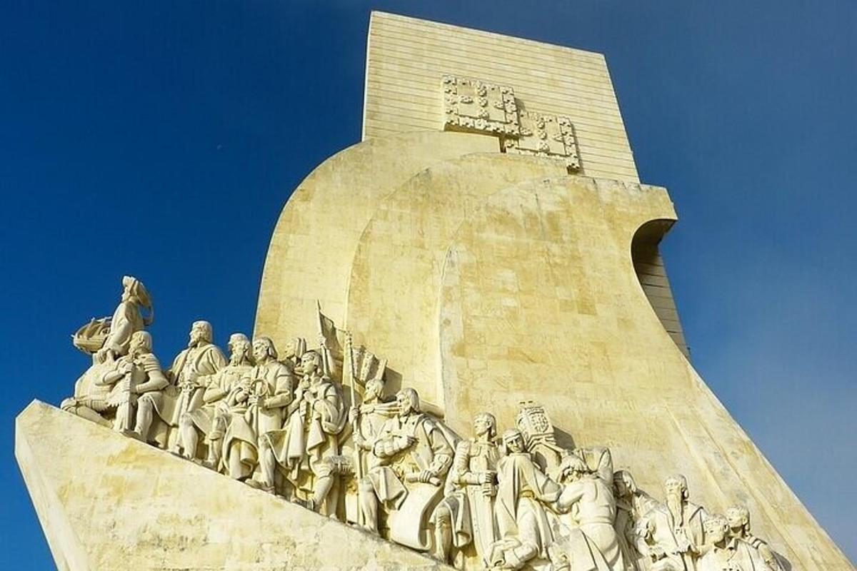 un monumento con un gruppo di persone sopra
