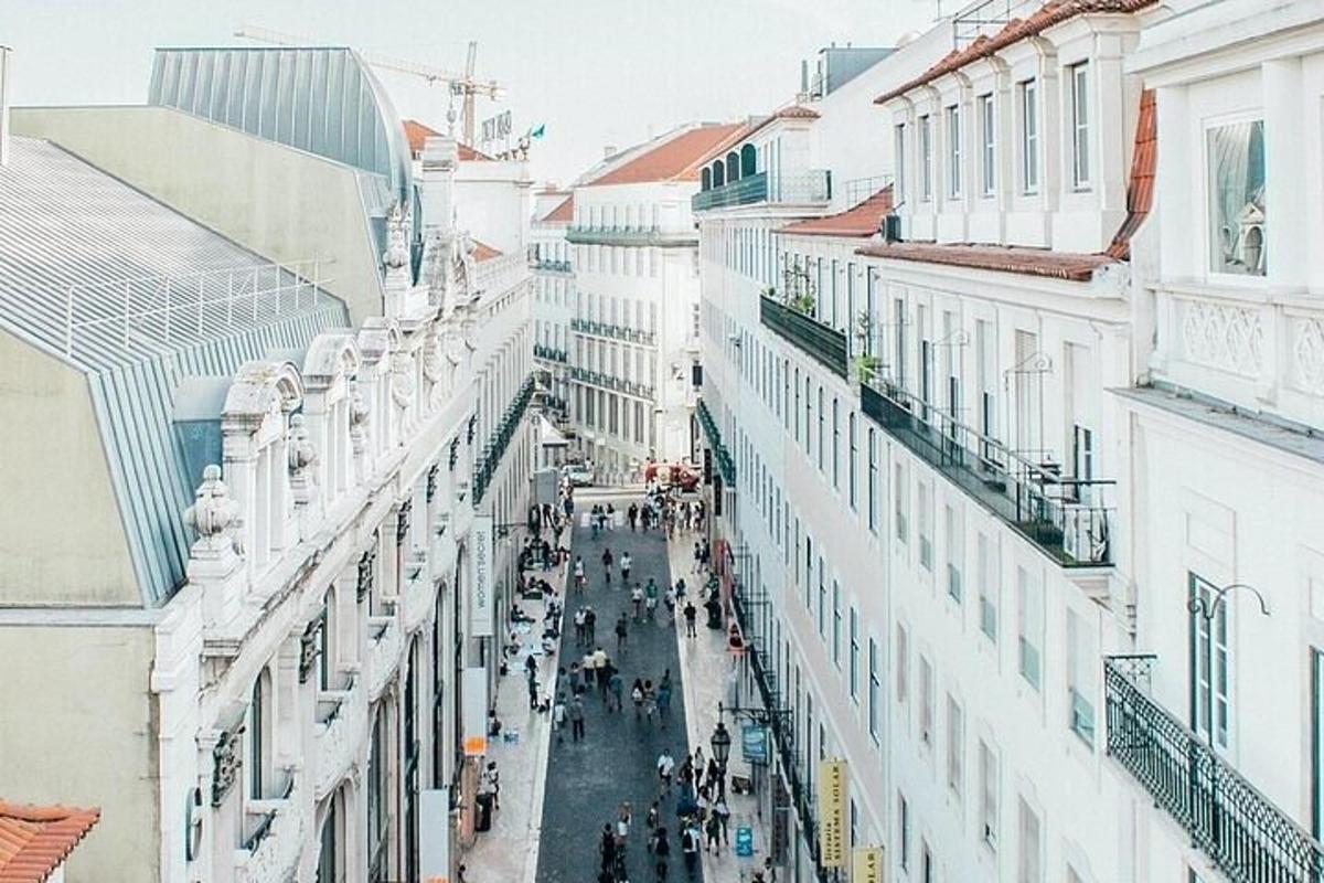 pohled na ulici mezi dvěma budovami