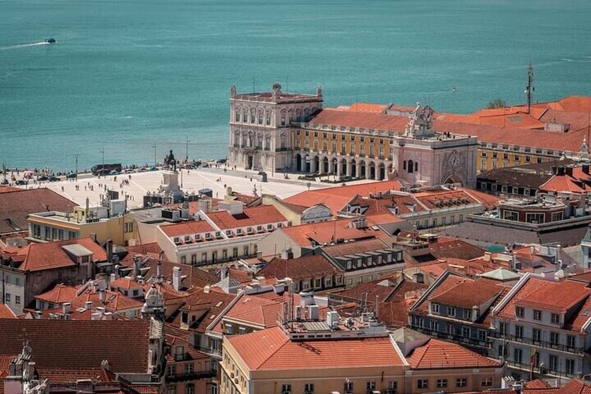 una vista aerea di una città con i tetti rossi