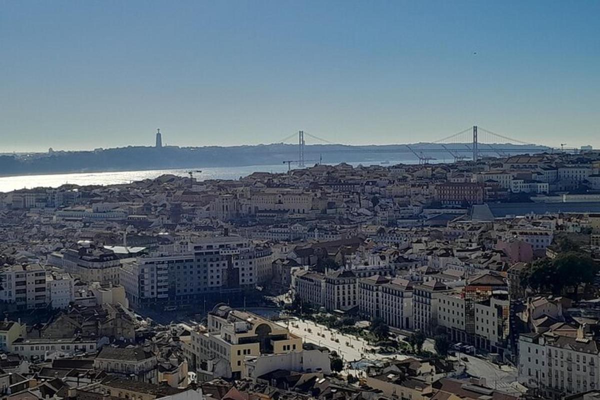 una vista aerea di una città con un ponte sullo sfondo