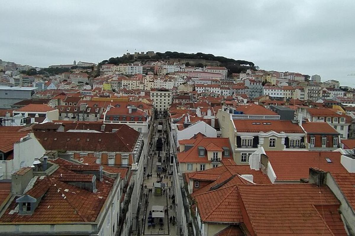 uma vista de uma cidade com edifícios e telhados
