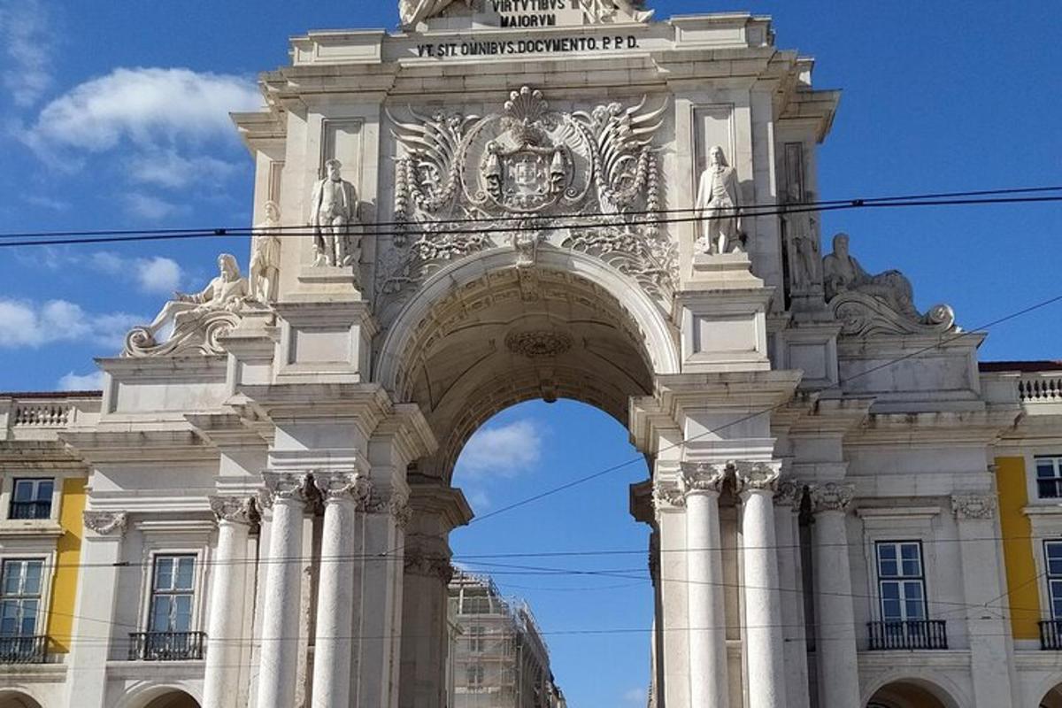 un grande edificio con un arco di fronte