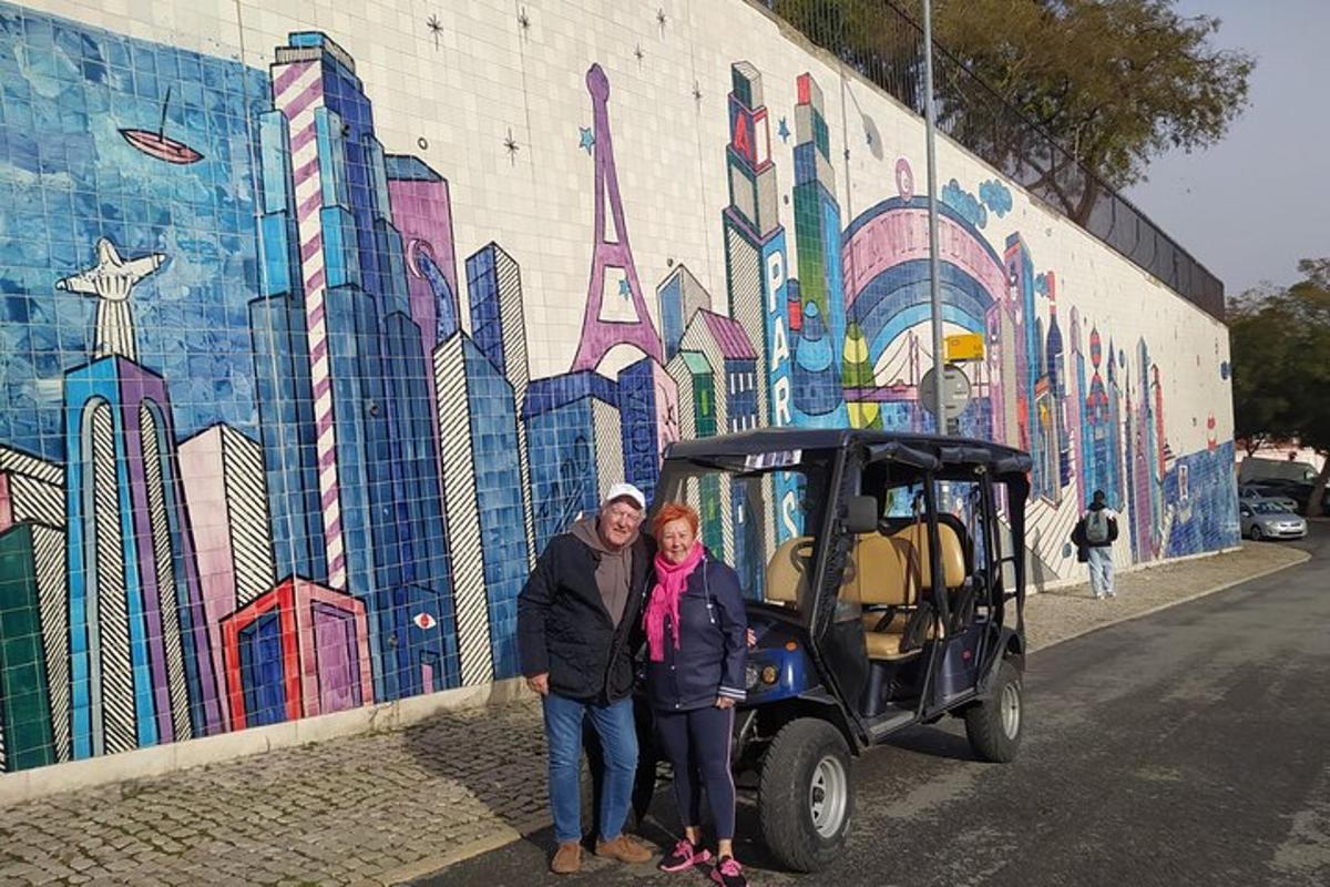un uomo e una donna in piedi davanti a un murale