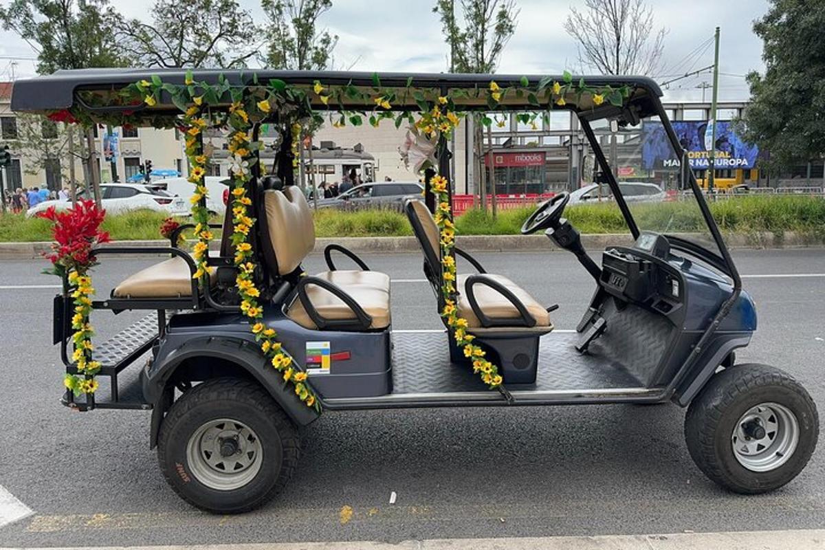 un golf cart parcheggiato su una strada