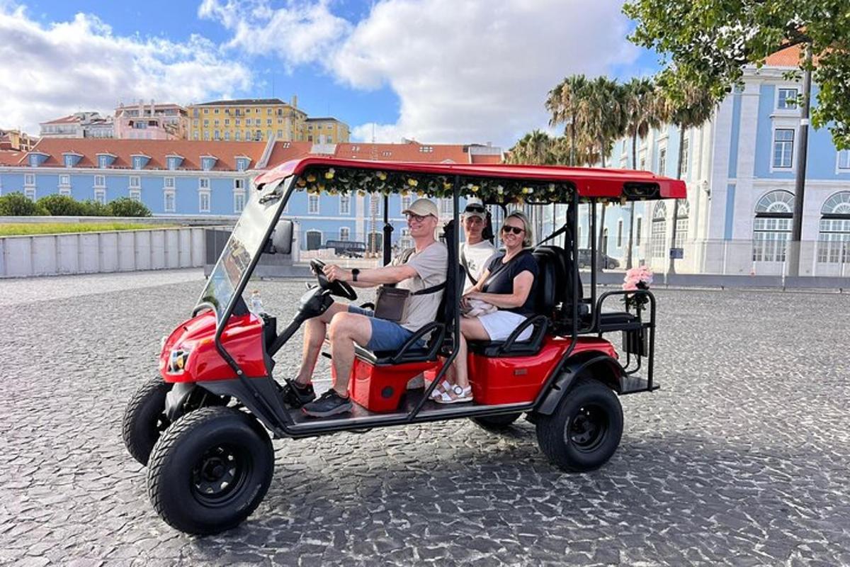 egy csoport ember golfkocsiban utazik