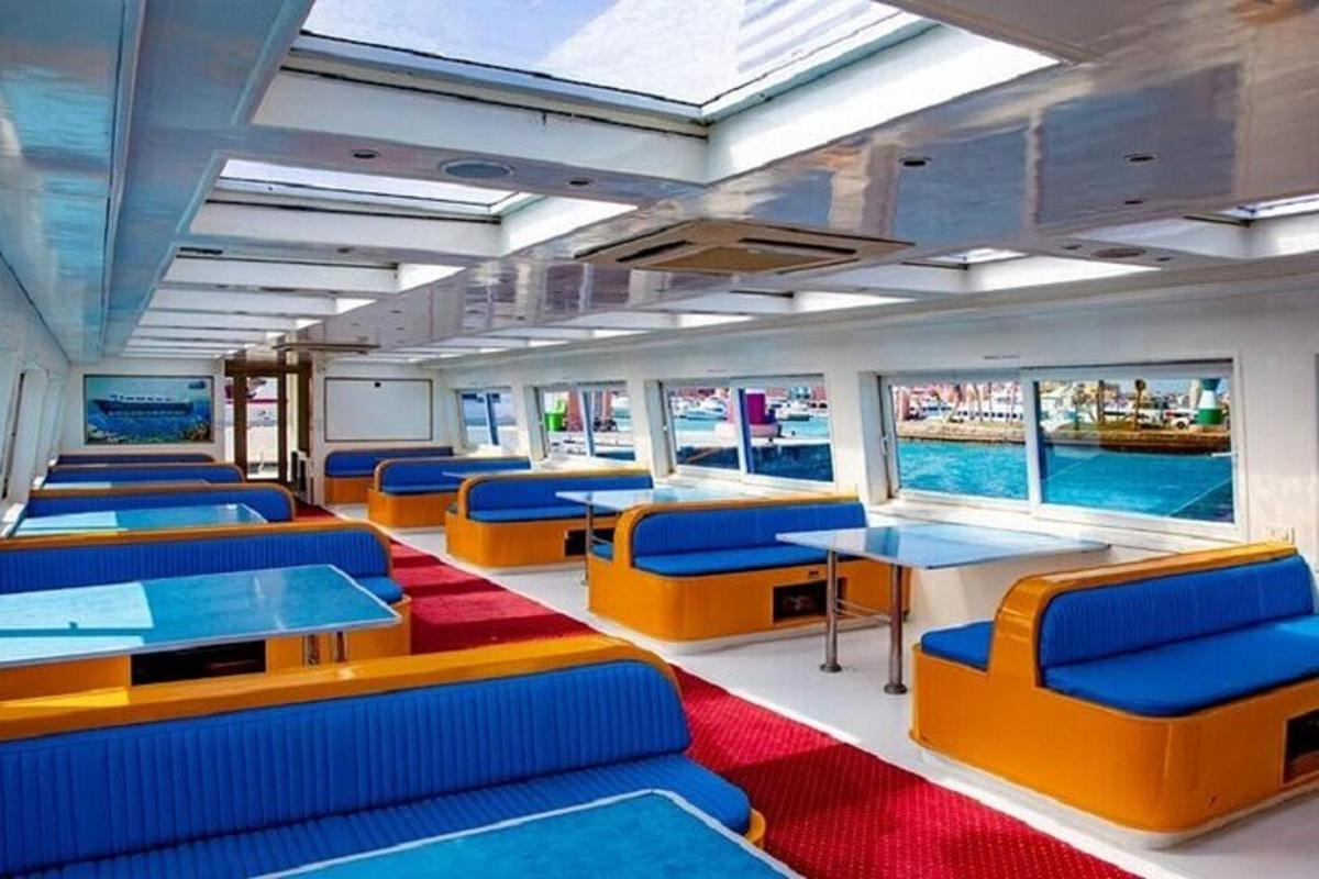 Una habitación con sillas y mesas azules y naranjas.