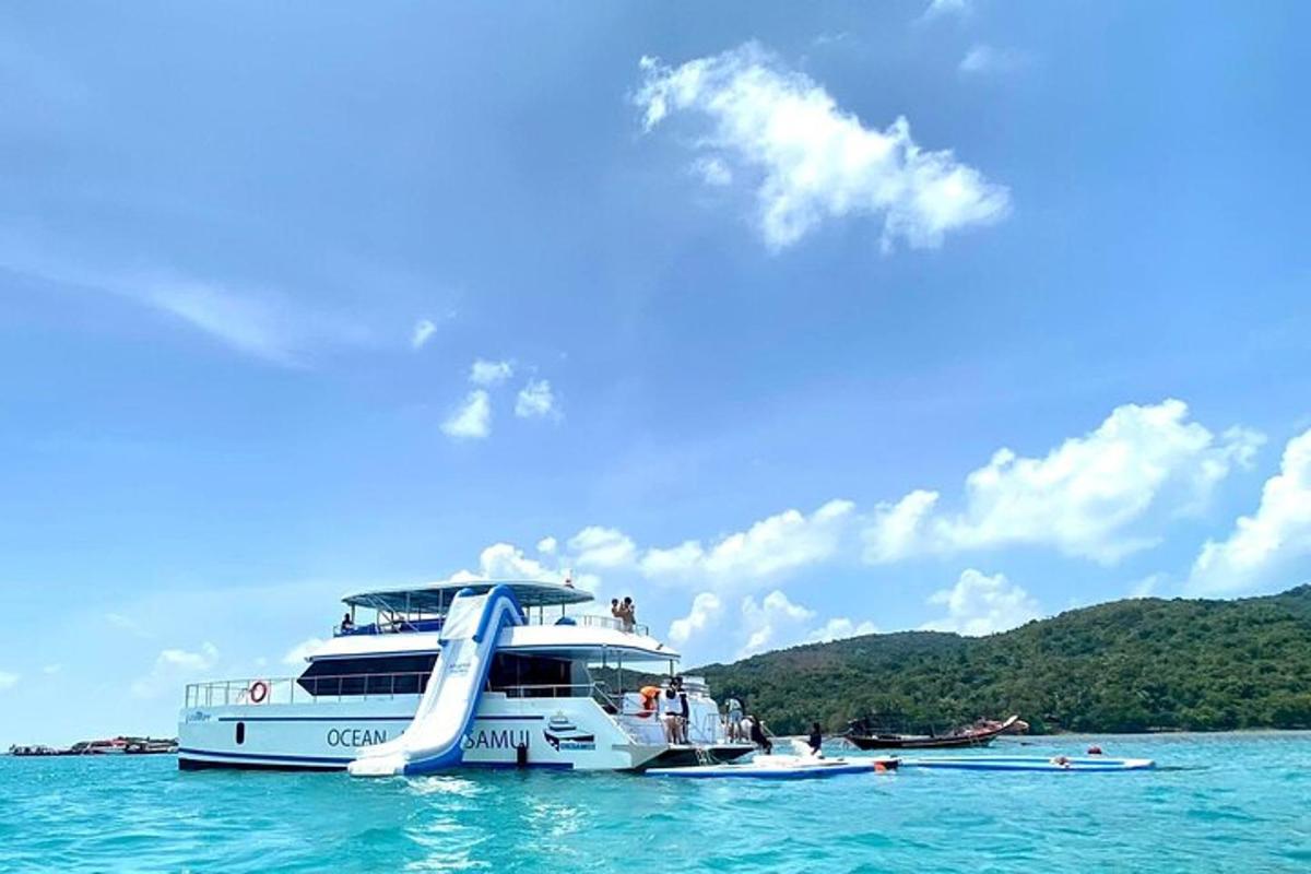 μια άσπρη βάρκα στο νερό με ανθρώπους πάνω της