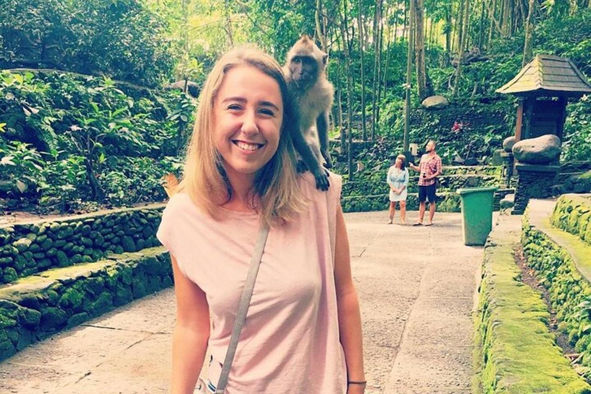 žena s opicí na rameni v zoo