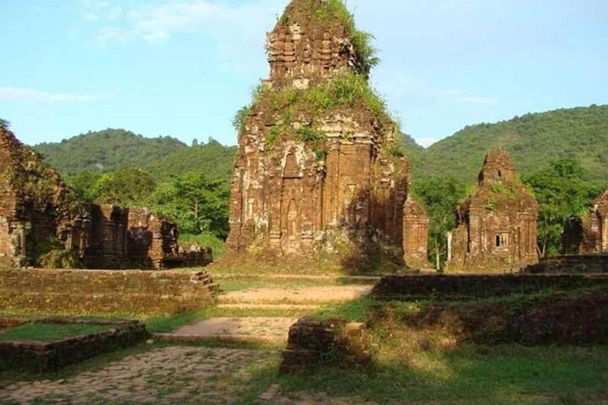 một tòa nhà đá lớn với một ngọn núi ở phía sau