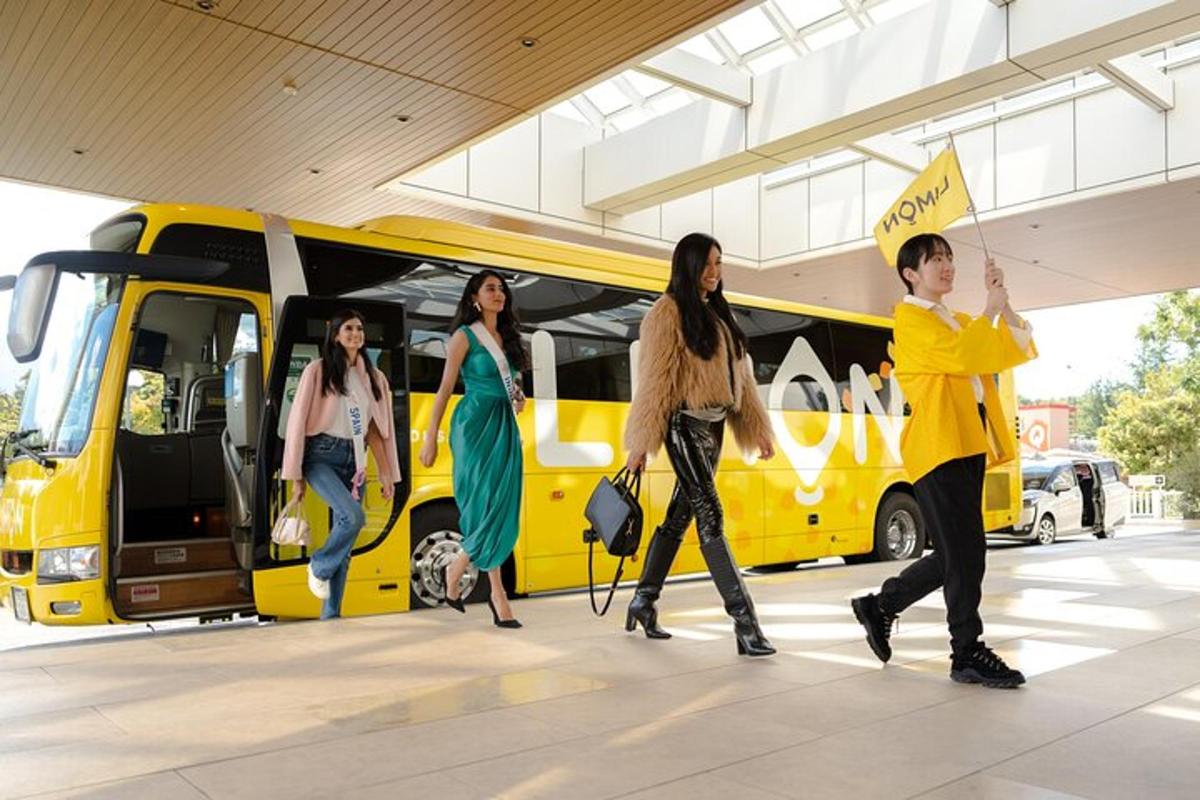 skupina lidí jdoucích před žlutým autobusem