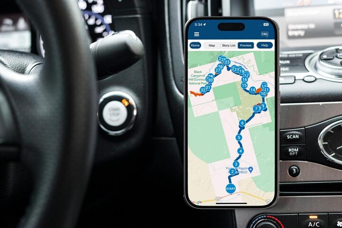 mobilní telefon v autě s mapou