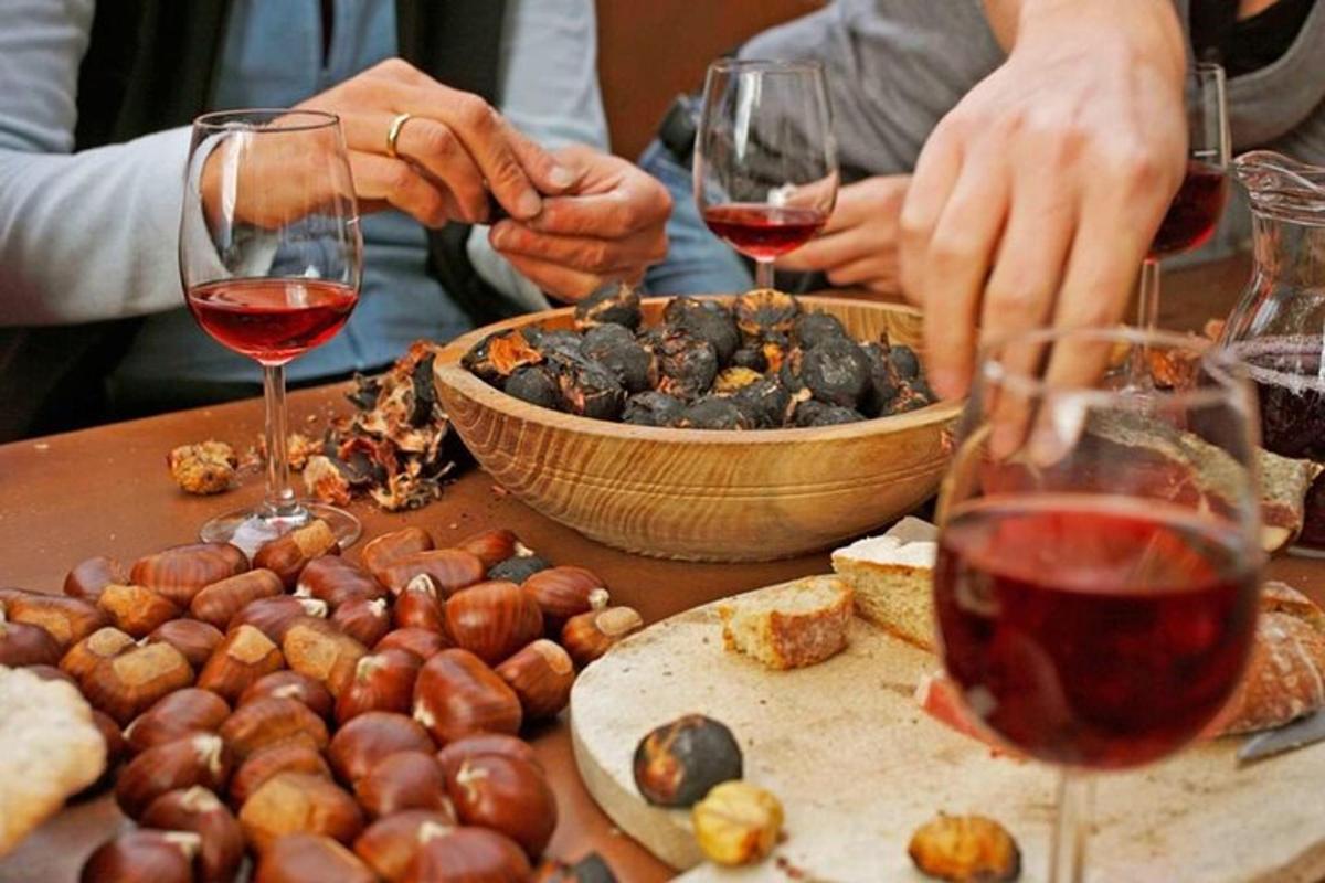 un groupe de personnes assises à une table avec des verres à vin