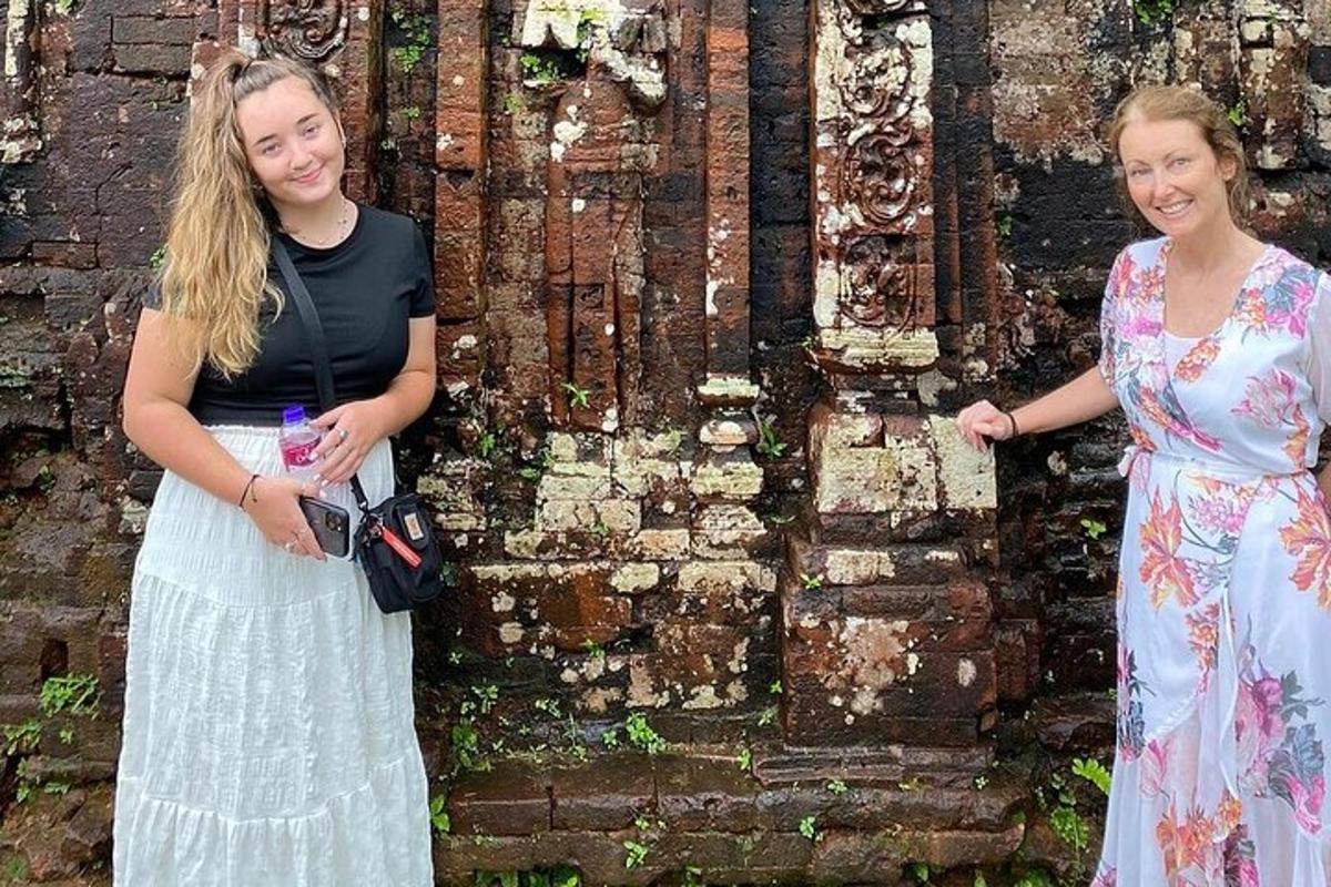 due donne in piedi davanti a un edificio