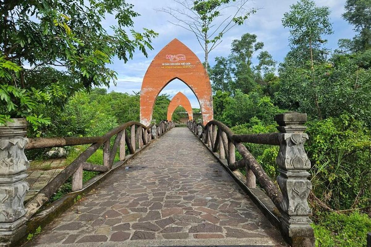 un ponte con un arco in mezzo a una foresta