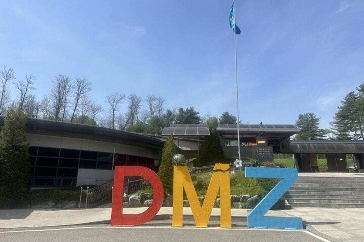 tanda di depan gedung dengan kata pinjaman