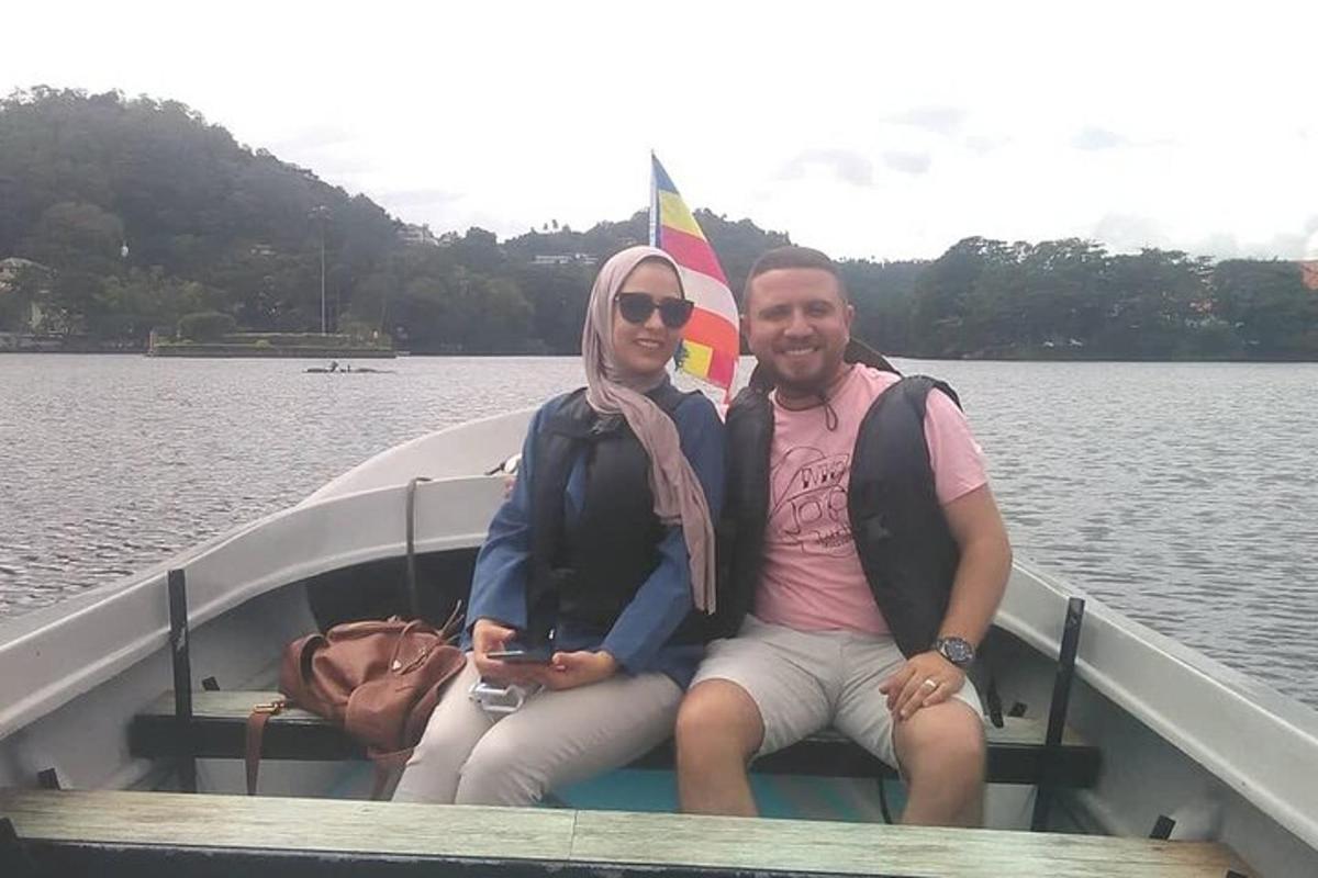 um homem e uma mulher sentados em um barco na água