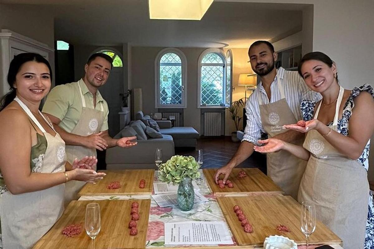 grupp inimesi, kes seisavad laua ümber toiduga
